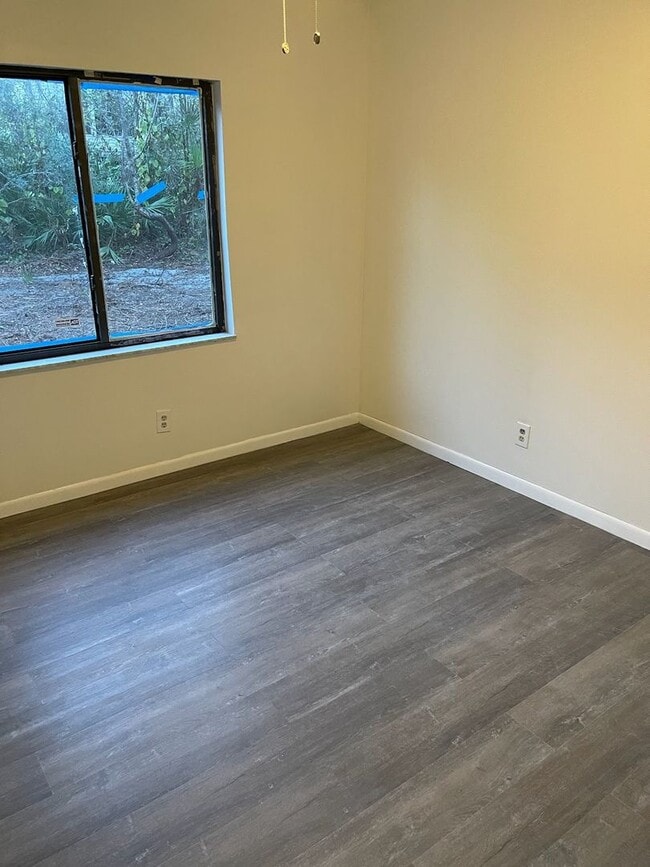 Building Photo - Beautiful home with backyard!