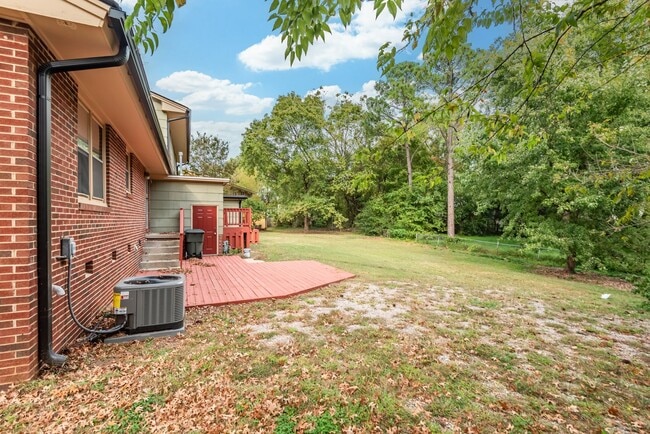 Building Photo - Renovated 2 bedroom townhome 5 miles from downtown Raleigh!