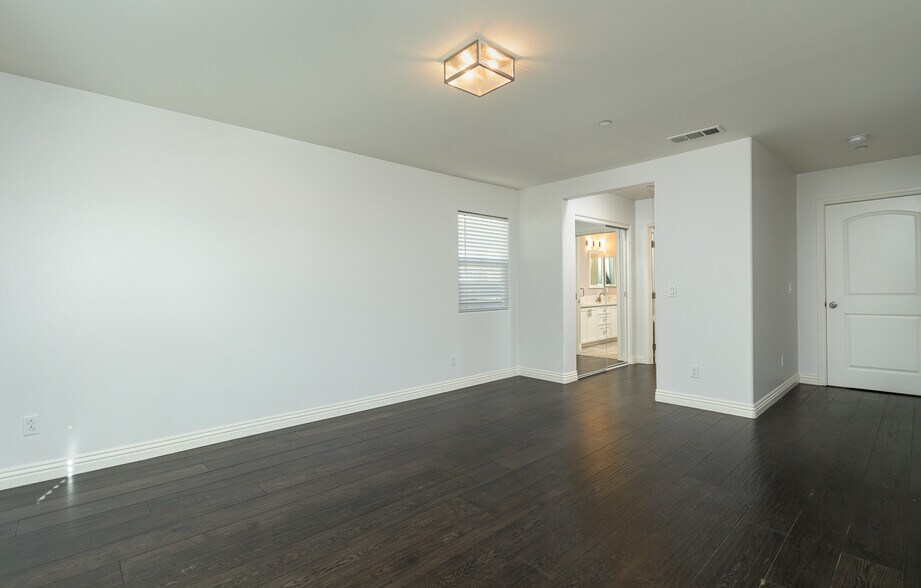 Building Photo - 736 N Wilton Pl