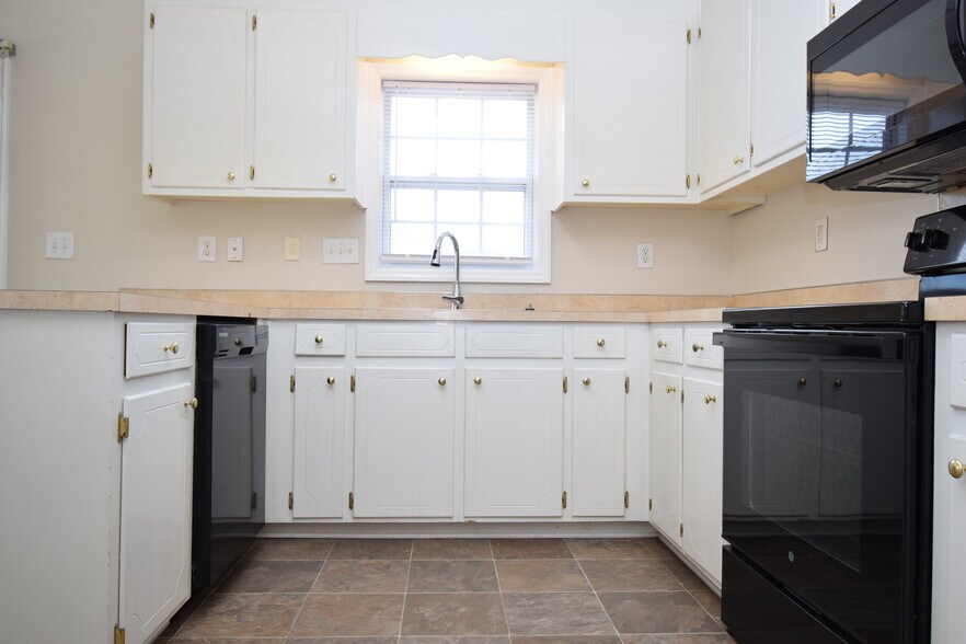 Building Photo - 2380 Vineyard Dr
