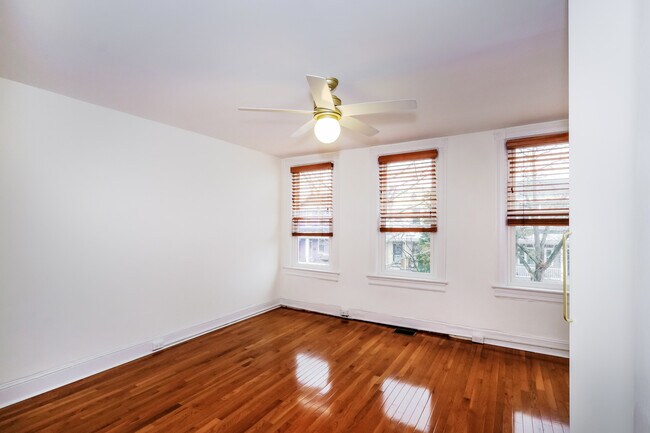 Building Photo - 314 14th Pl NE