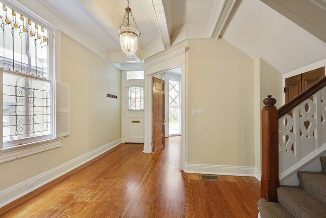 Building Photo - Fabulous University Duplex with gleaming floors and stained glass.