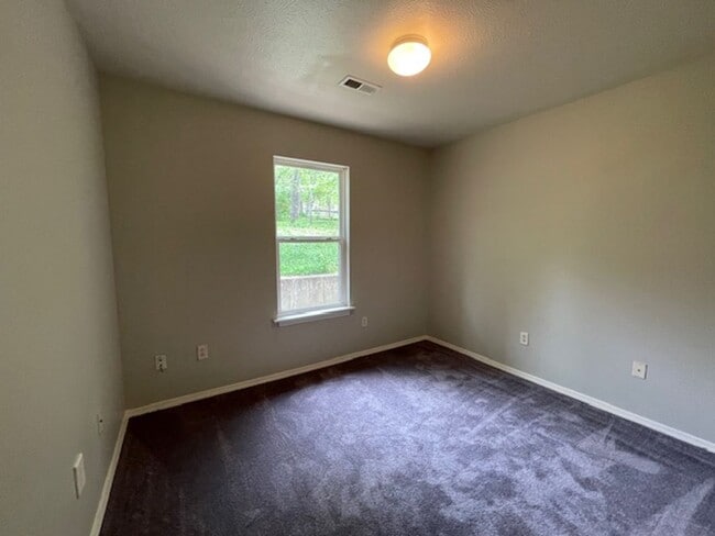 Building Photo - 3 Bedroom Home in Merriam Woods!