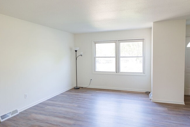 Building Photo - 4446 Park Lawn Dr
