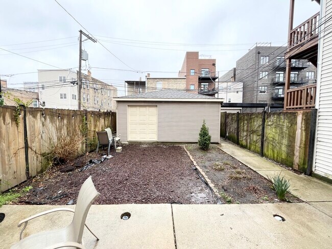 Building Photo - 1525 N Artesian Ave