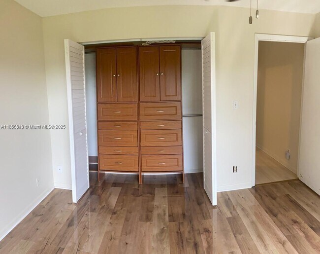 Building Photo - 125 S Laurel Dr