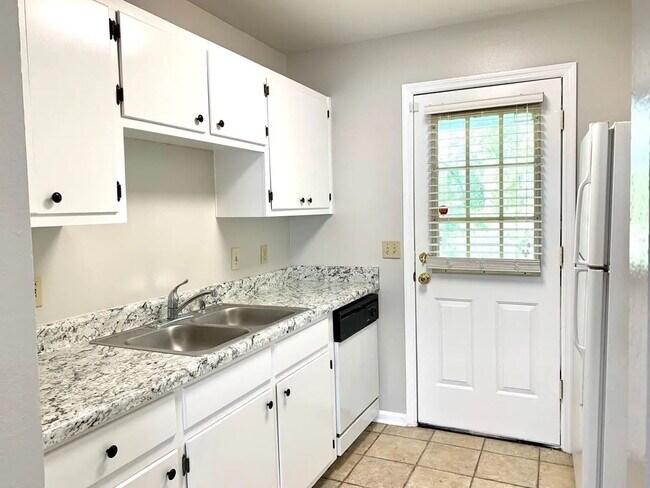 Building Photo - Affordable 4/3 Townhome in Timberwood