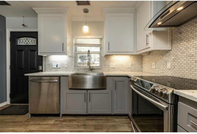 Building Photo - 1802 N Prairie Ave