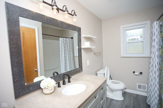 Building Photo - 150 E Beechwood Ln