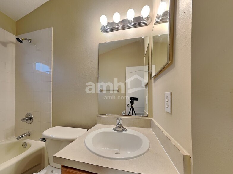 Building Photo - 4214 Hartford Lake Dr