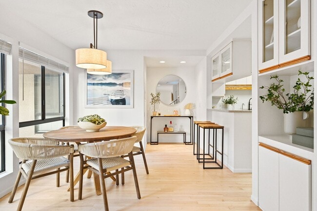 Building Photo - Natural Sunlight in every room, Palos Verdes Estates