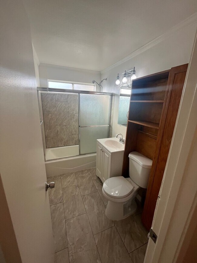 Building Photo - 5850 Cedarglen Dr