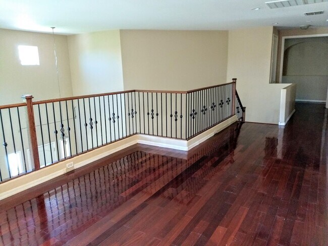 Building Photo - HUGE 5 bedroom, 3 bathroom in Glendale