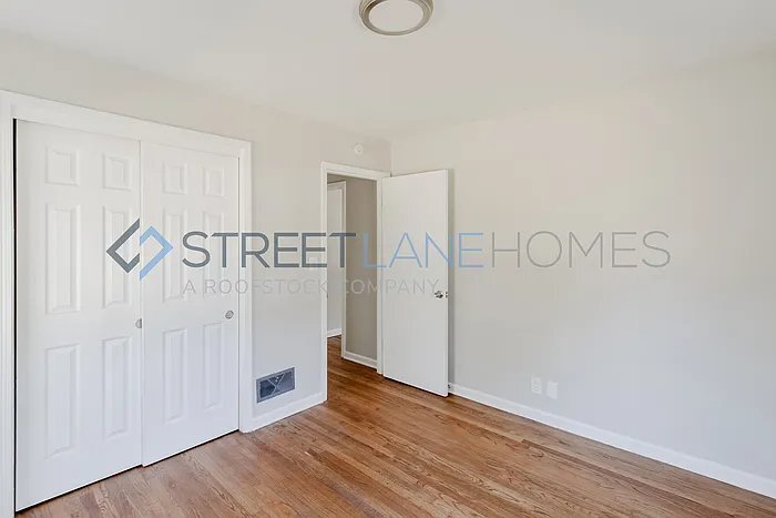 Building Photo - 831 Martinwood Rd