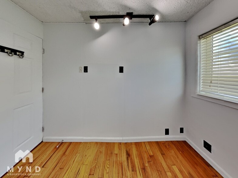 Building Photo - 904 Ferndale Cir NE