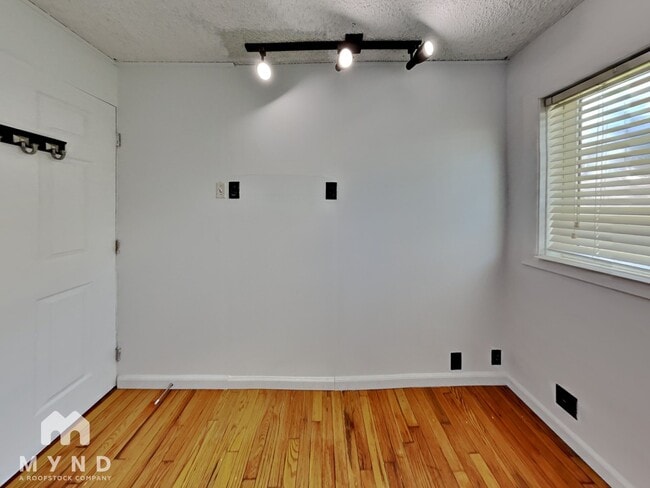 Building Photo - 904 Ferndale Cir NE