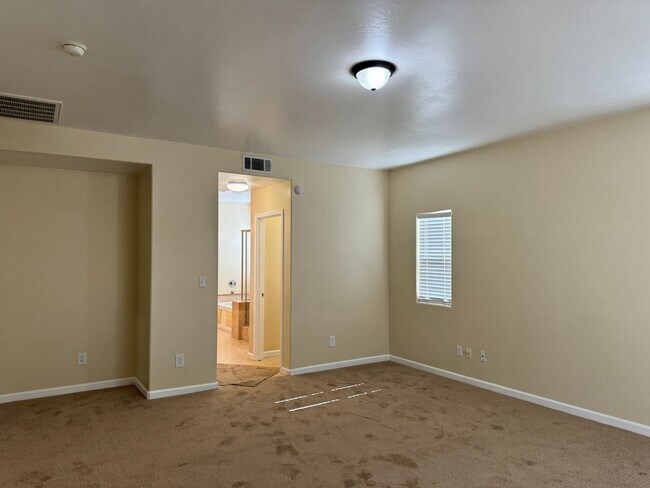 Building Photo - Four bedroom home in the Southwest!