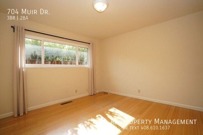 Building Photo - 704 Muir Dr