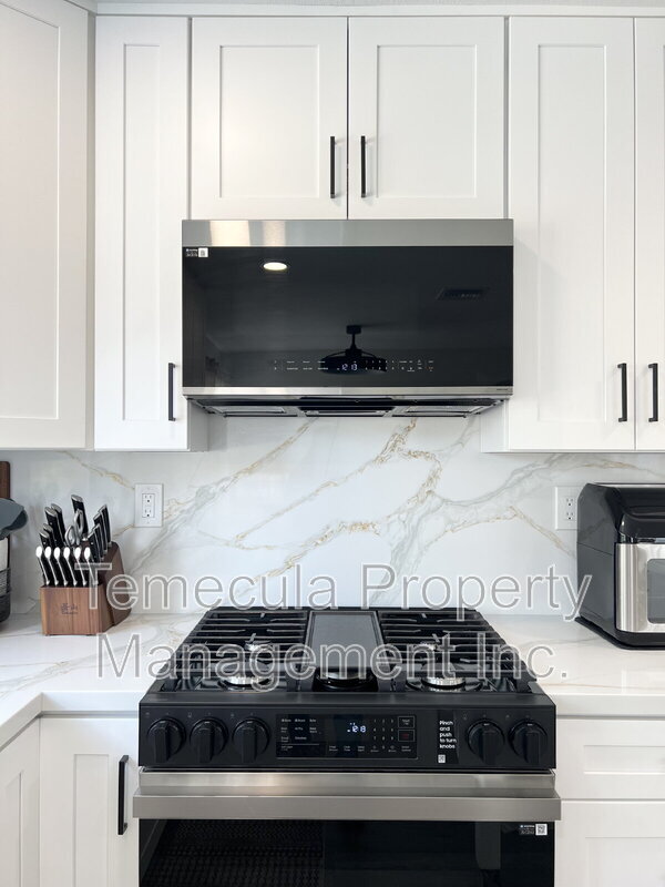 Building Photo - 40536 New Town Dr