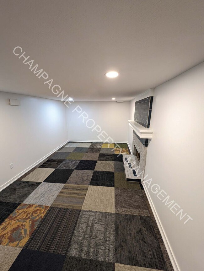 Building Photo - Modern Home in Waldo