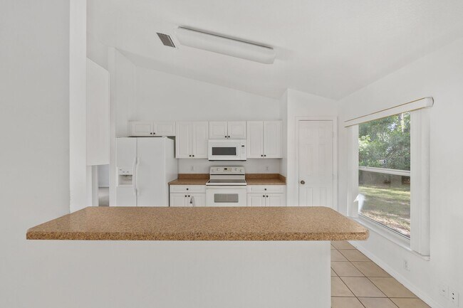 Building Photo - Spacious 3-Bedroom Home with Modern Open Floor Plan in Desirable Marion Oaks!