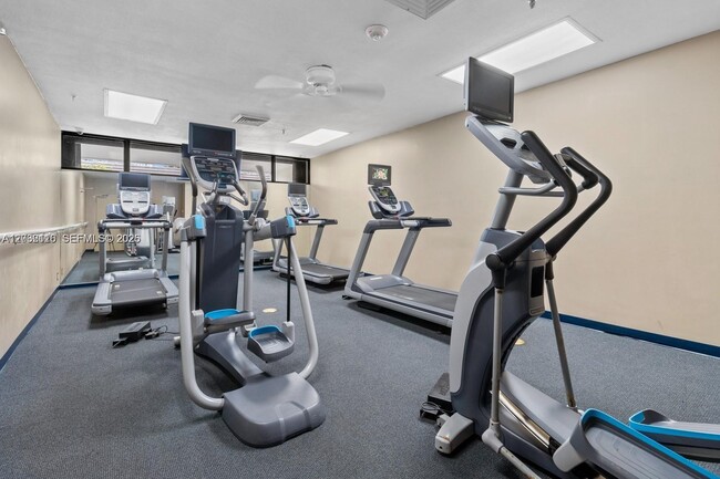 Building Photo - 520 Brickell Key Dr
