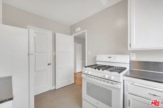 Building Photo - 4121 Santo Tomas Dr