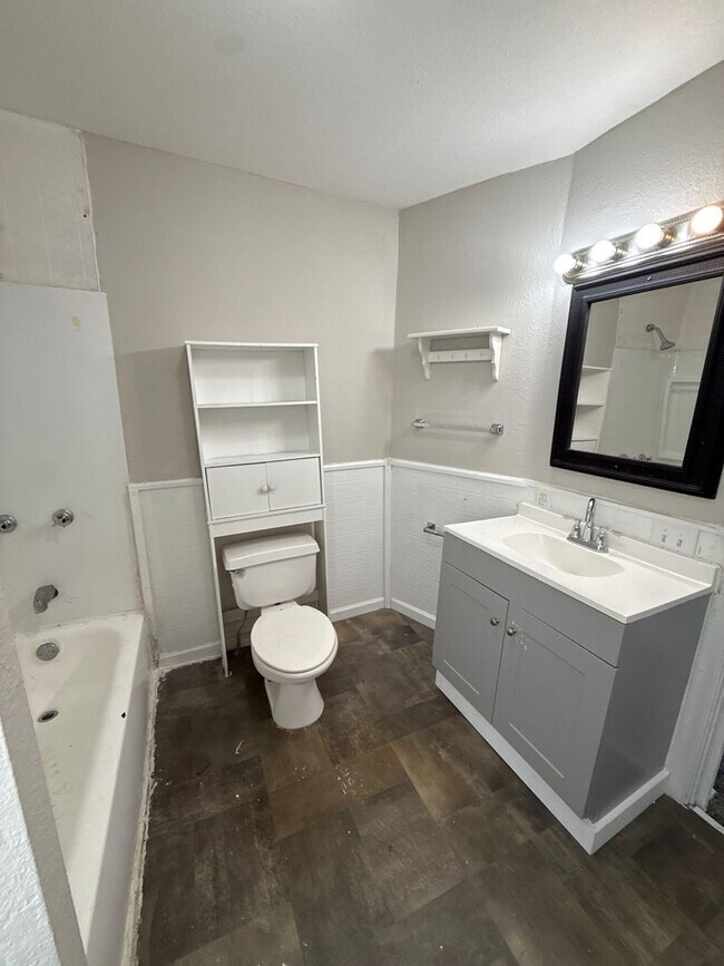 Building Photo - 3 bedroom/2 bath house