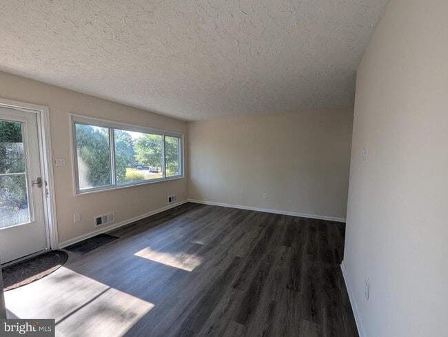 Building Photo - 6327 Willowood Ln