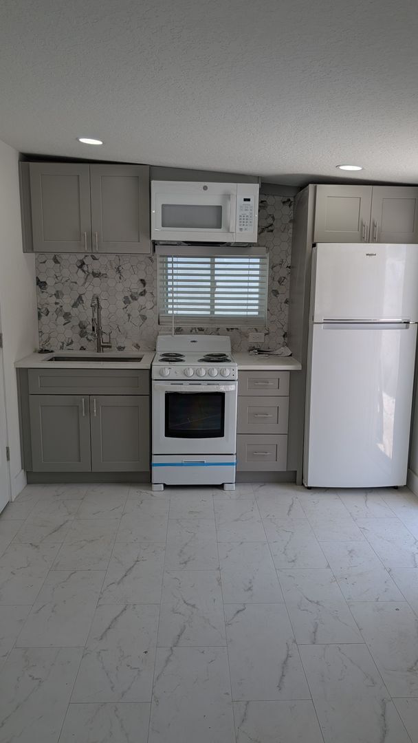 Building Photo - One bedroom one bath Adjacent apartment with private entrance.