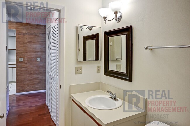 Building Photo - 251 Fenwick Dr