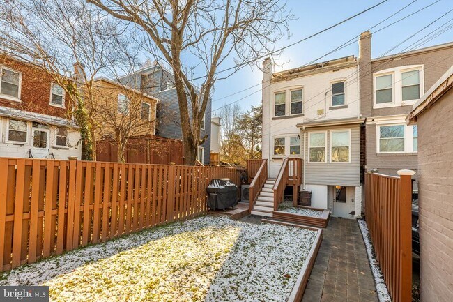 Building Photo - 912 I St NE