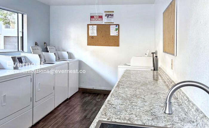 Building Photo - 3215 Midway Dr