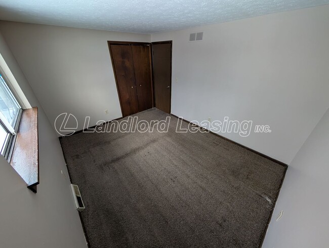 Building Photo - North Ridgeville Split Level with New Kitchen and Updates!