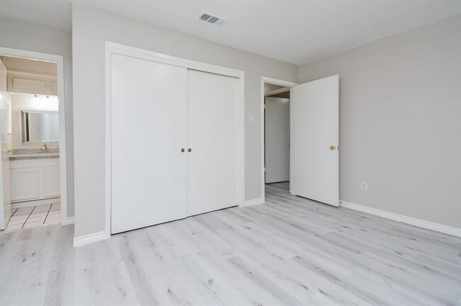 Building Photo - 9334 Golden Wood Ln