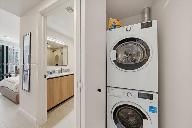 Building Photo - 121 NE 5th St