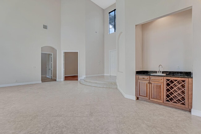 Building Photo - 10513 Versailles Blvd