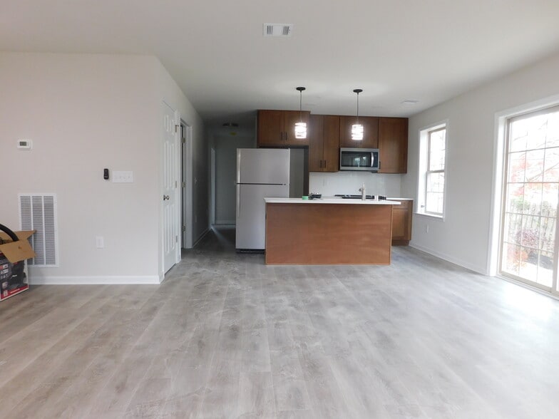 Building Photo - 1513 Maple St