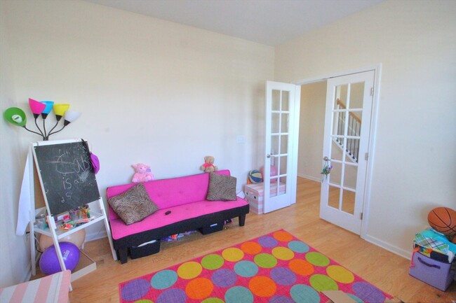 Building Photo - Beautiful 3 Bedroom/ 2.5 Bath Townhome in ...