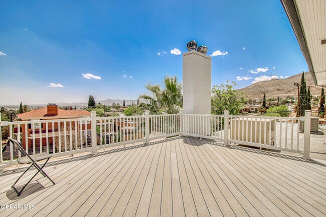 Building Photo - 1701 Elm St