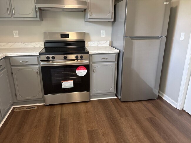 Building Photo - Charming 2 Bedroom Duplex in Manchester!