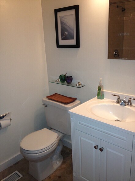 Building Photo - 1275 NW Jenne Ave