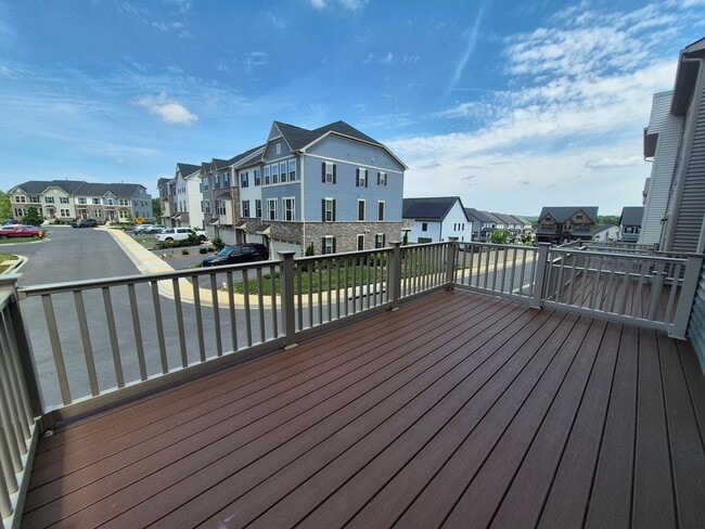 Building Photo - BEAUTIFUL END UNIT TOWNHOME IN NEW MARKET