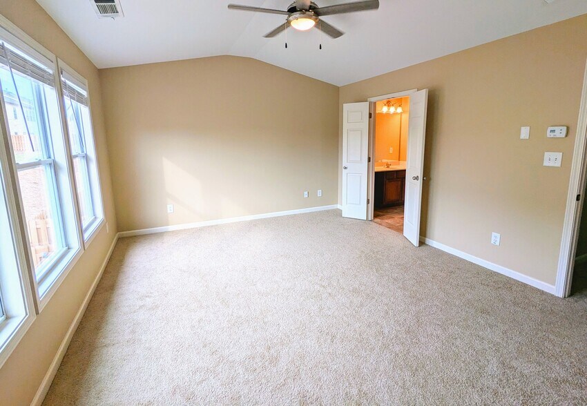 Building Photo - 300 Knelston Oak Dr NE