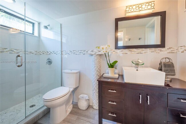 Building Photo - 1501 NE 24th St