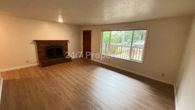 Building Photo - *$1,000 Off First Months Rent!* Beautiful ...