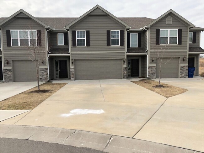 Primary Photo - Newer 3 Bed 2 Car Townhome in Grain Valley