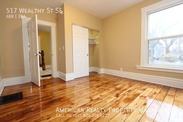 Building Photo - 517 Wealthy St SE