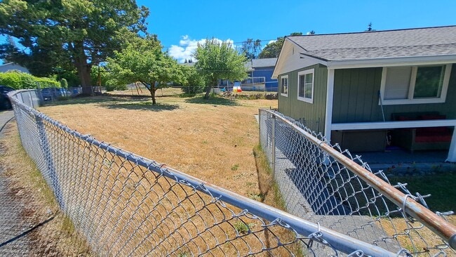 Building Photo - 2 Bedroom 1 Bath Duplex