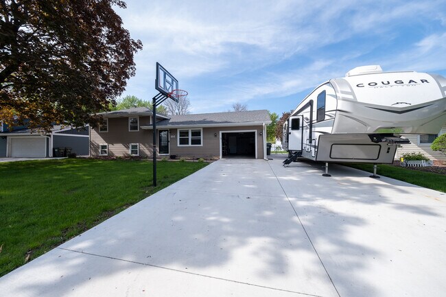 Building Photo - 257 Elm Dr